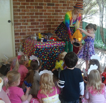 <b>Bubbles Magic Show + face painting, balloon sculpting, games.</b>	Perfect for childrens parties, christenings, schools, pre-schools, fairs, conventions and festivals.                                           
